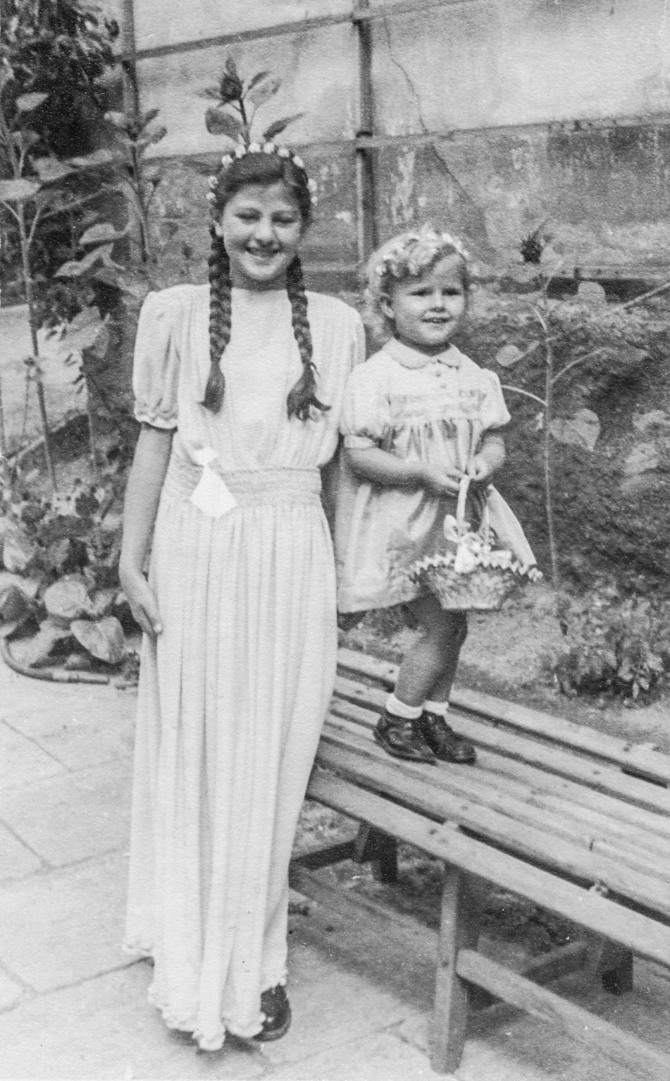 Dívky s květinami o Božím těle v Říčanech, rok 1946<BR>Foto: archiv V. Pecháčkové a K. Nezbedové<BR>
